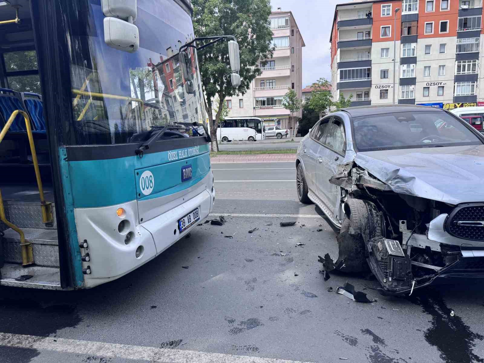 otomobil halk otobusu ile carpisti 1 yarali 2 UO4aH8jT