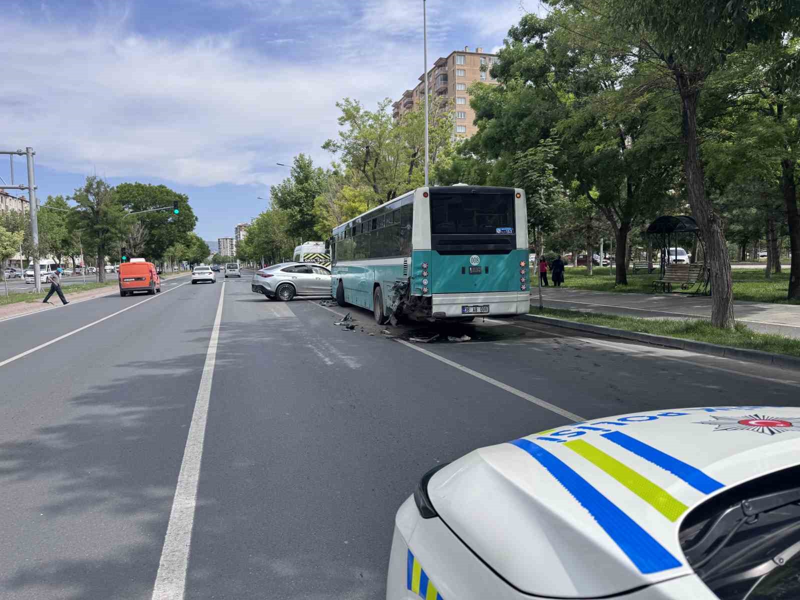 otomobil halk otobusu ile carpisti 1 yarali 5 SfEpYDRc