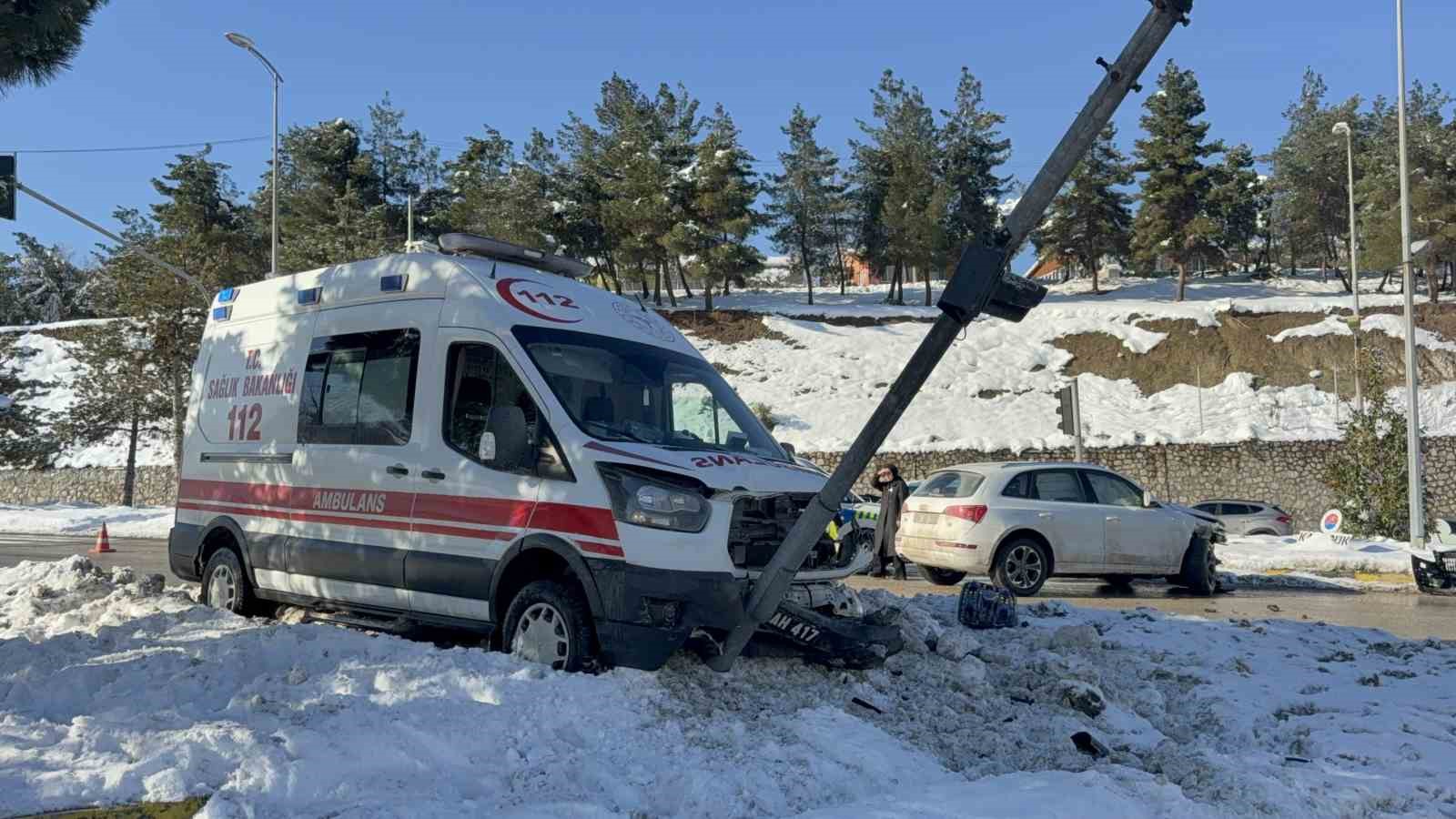otomobil ile ambulans carpisti 2 yarali 0