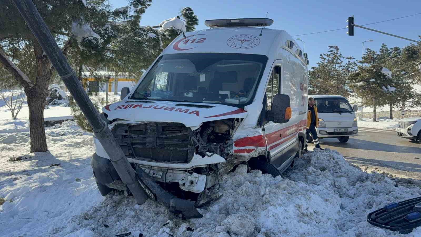 otomobil ile ambulans carpisti 2 yarali 1 TvPeMXyA