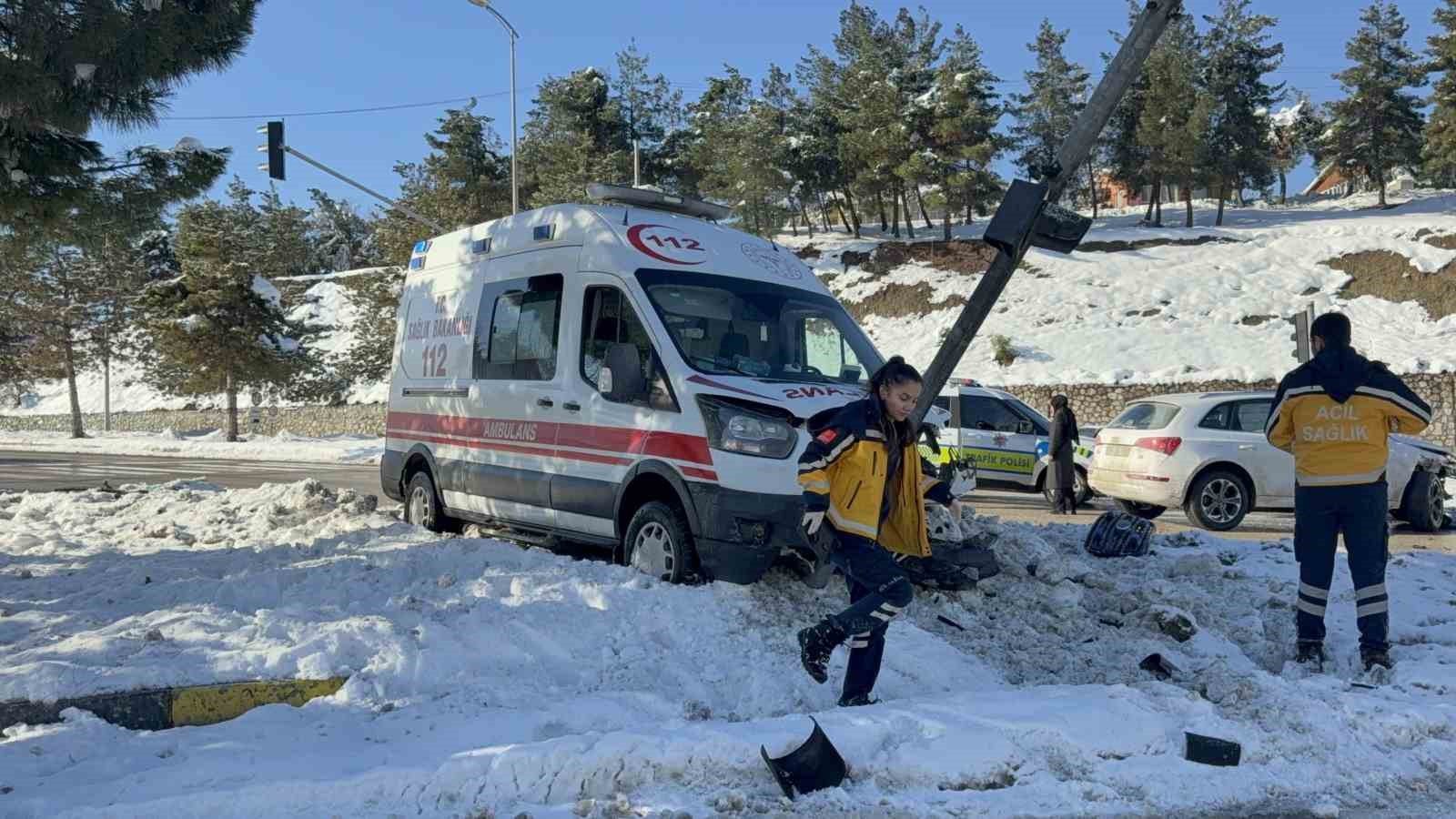 otomobil ile ambulans carpisti 2 yarali 2 7DSDzVFq
