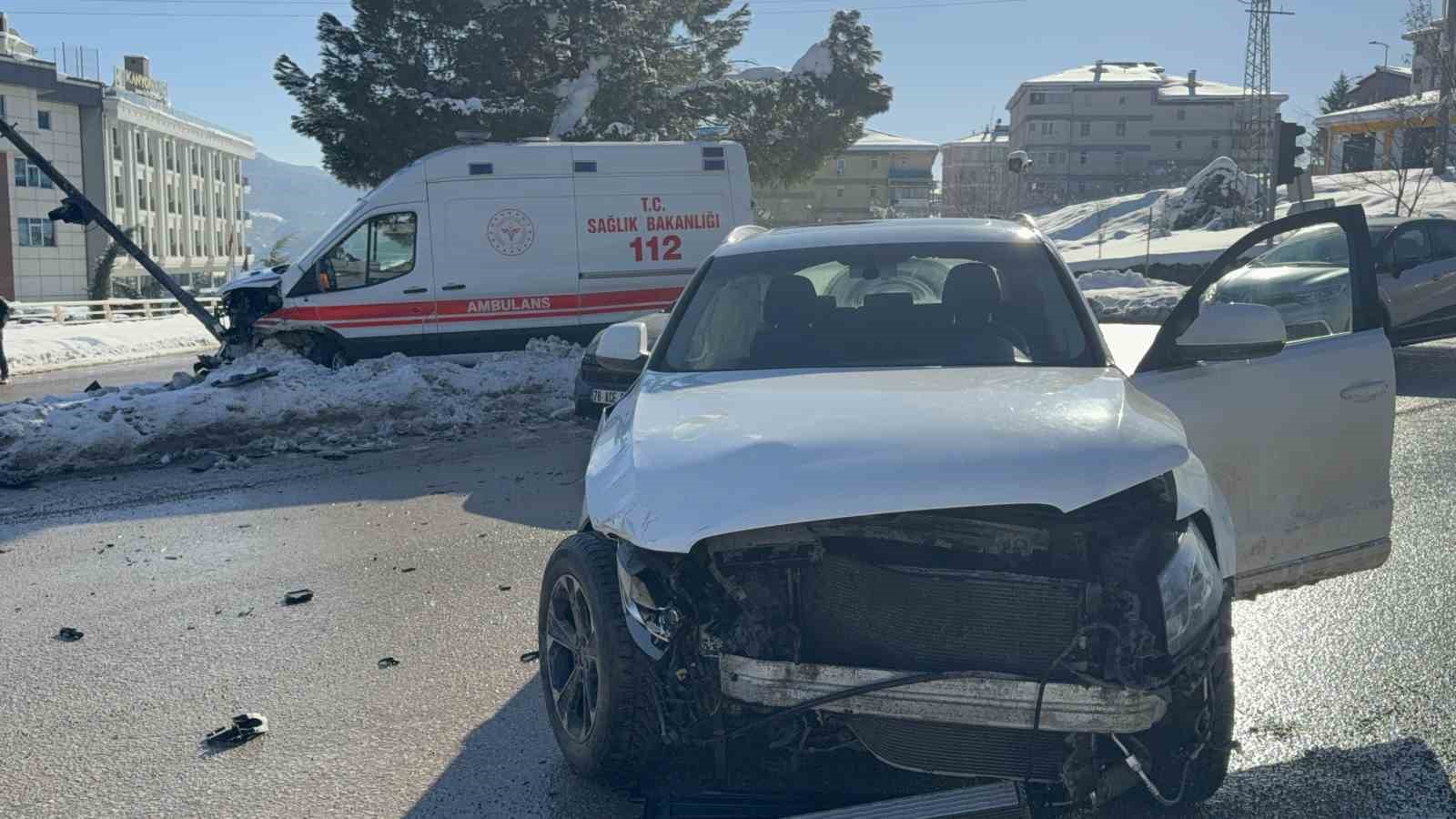 otomobil ile ambulans carpisti 2 yarali 3 AWVr9v4v