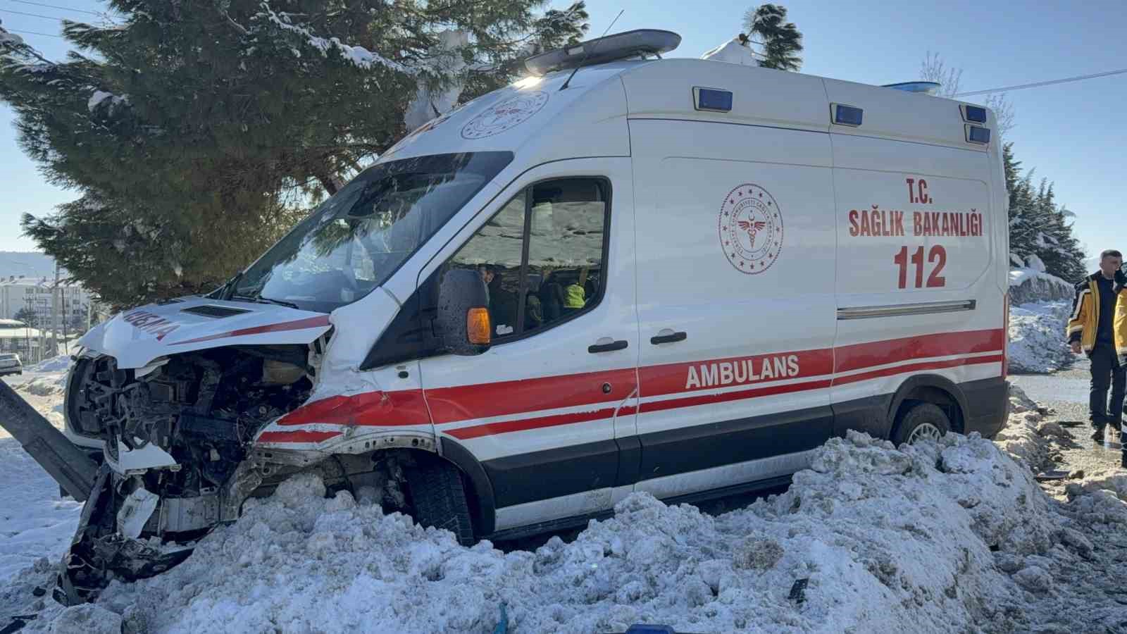 otomobil ile ambulans carpisti 2 yarali 4 bVdRuG3V