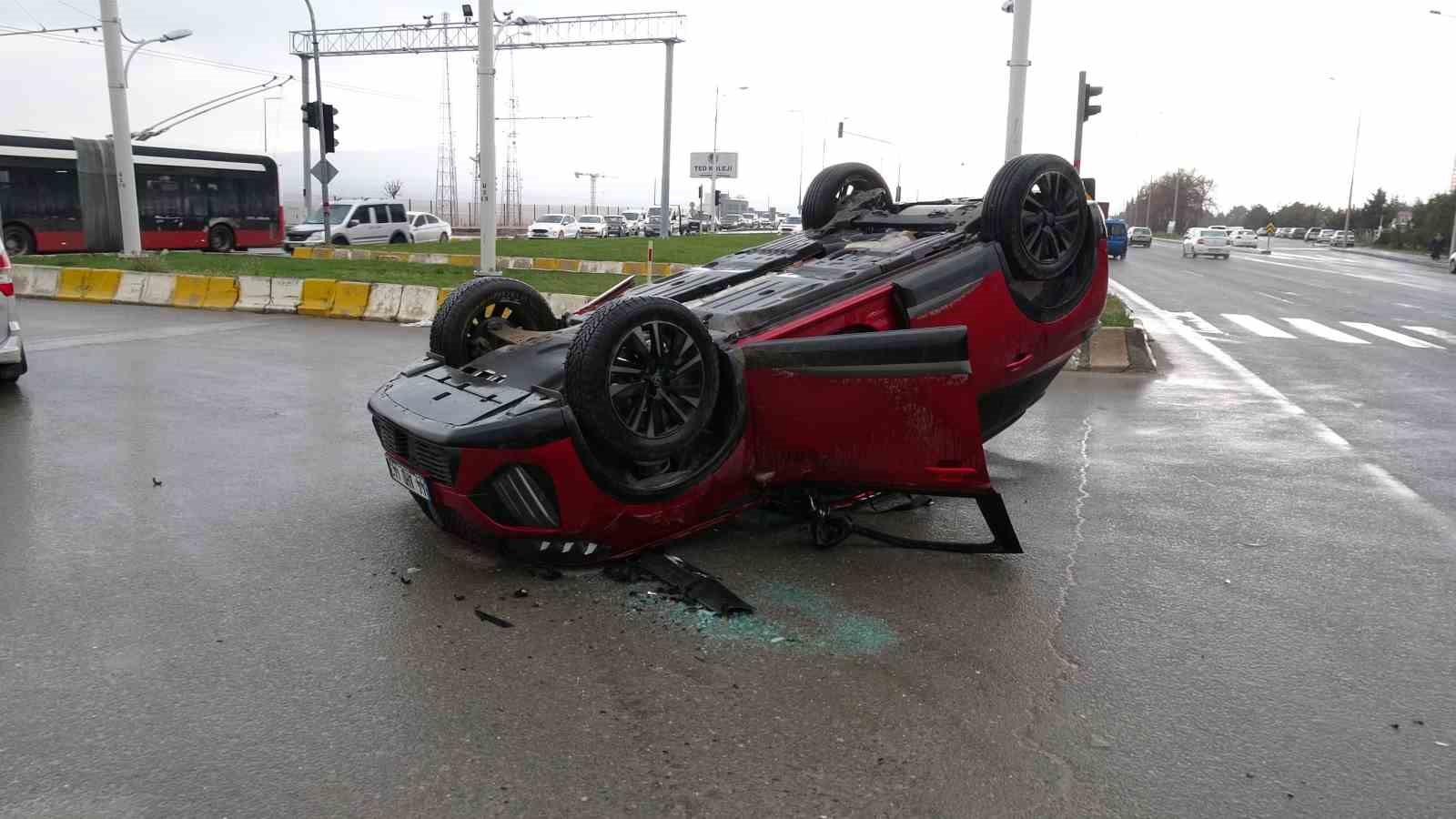 Otomobil ile çarpışan araç ters döndü: 2 yaralı 5 otomobil ile carpisan arac ters dondu 2 yarali 1 7ZyuDjff