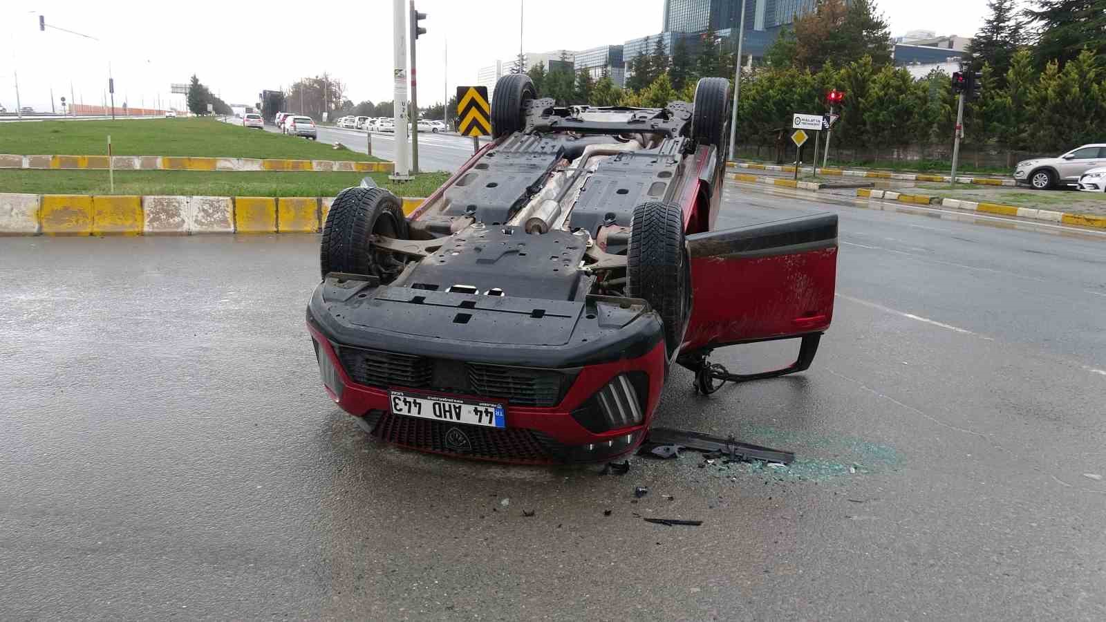 Otomobil ile çarpışan araç ters döndü: 2 yaralı 6 otomobil ile carpisan arac ters dondu 2 yarali 2