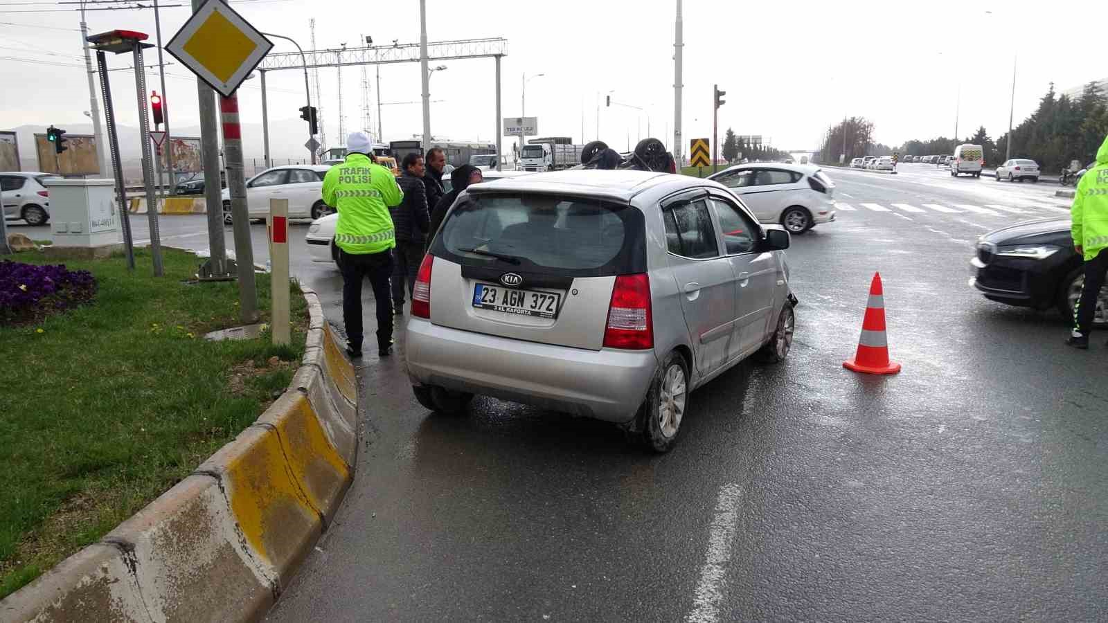 Otomobil ile çarpışan araç ters döndü: 2 yaralı 8 otomobil ile carpisan arac ters dondu 2 yarali 4 mTMnr3em