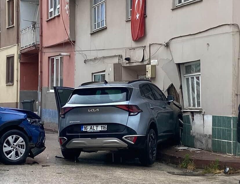 otomobil ile carpisan cip eve girdi 0 MUjzIv53