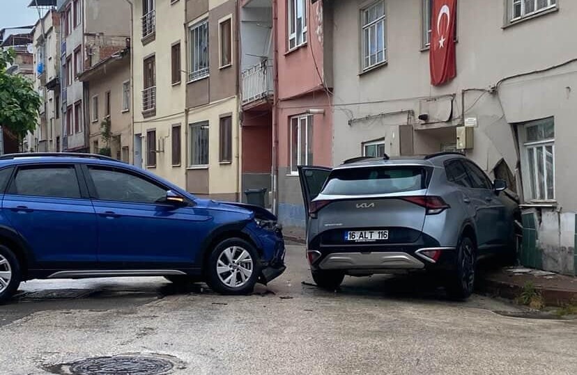 otomobil ile carpisan cip eve girdi 1