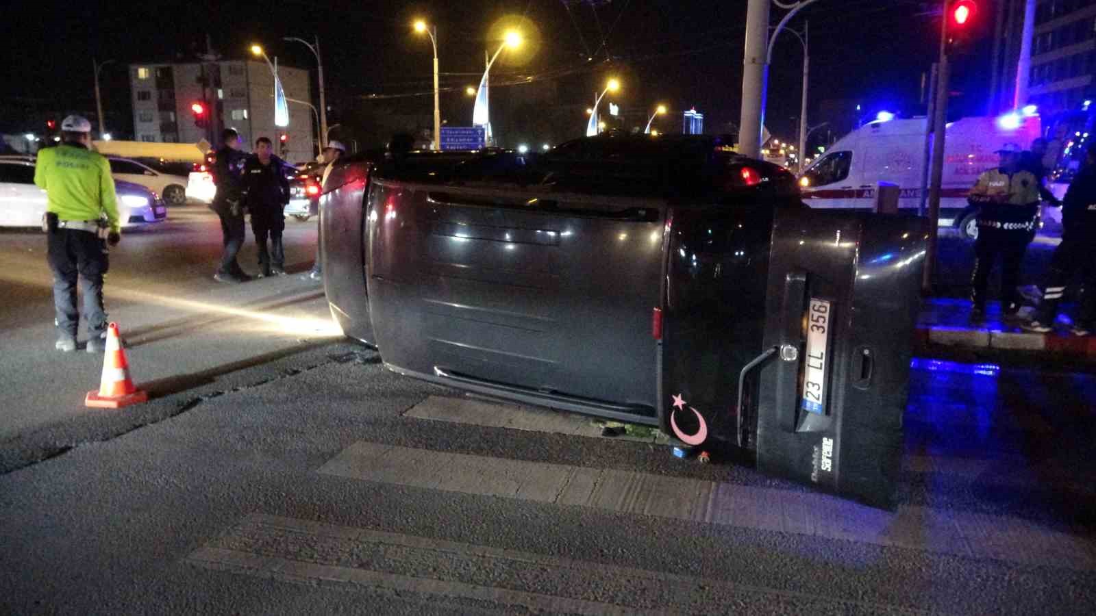 otomobil ile carpisan hafif ticari arac yan yatti 3 usFzpw6j