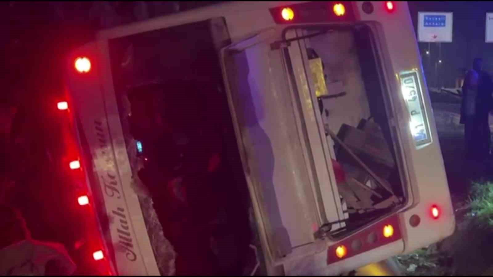 otomobil ile carpisan isci servisi devrildi 8 yarali 0 HXk9AMOr