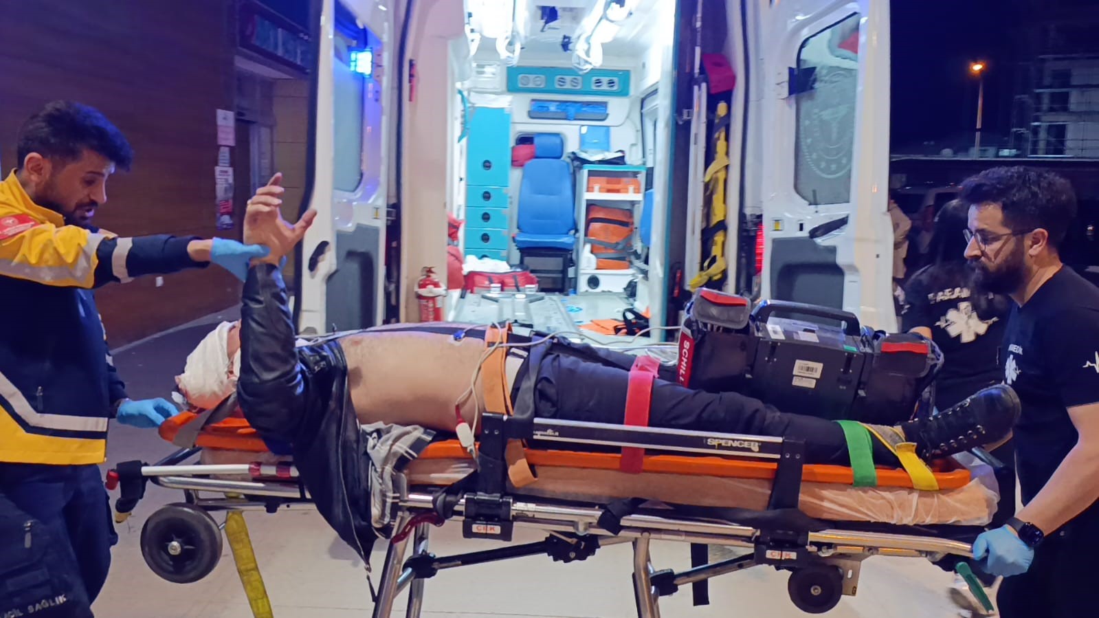 otomobil ile carpisan motosiklet surucusu agir yaralandi kaza ani kamerada 4