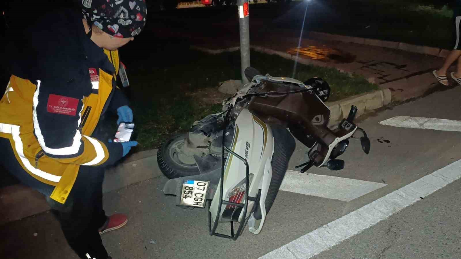 otomobil ile carpisan motosikletli aci icinde yerde kaldi 0