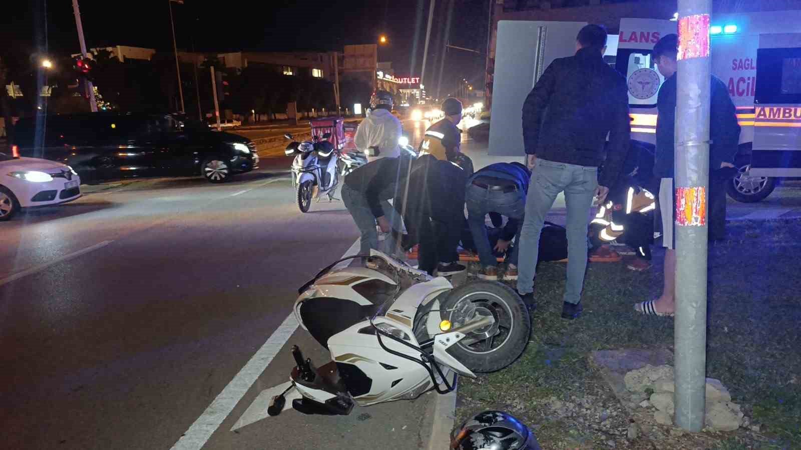 otomobil ile carpisan motosikletli aci icinde yerde kaldi 1 W9E4UCpl