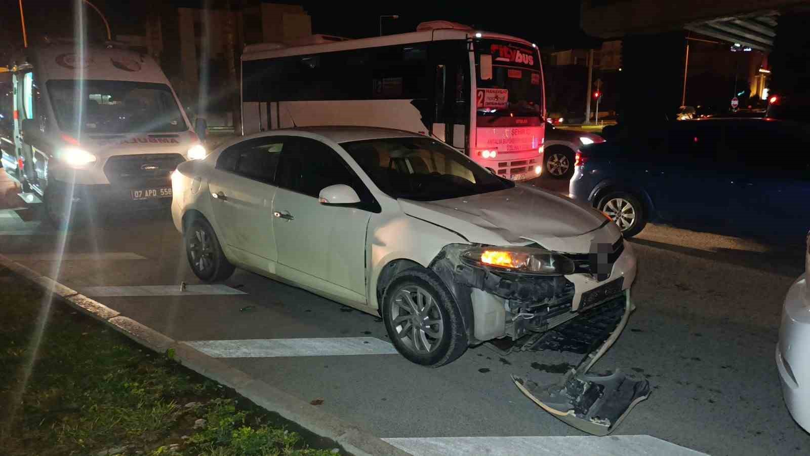 otomobil ile carpisan motosikletli aci icinde yerde kaldi 2 GkBJCsu5