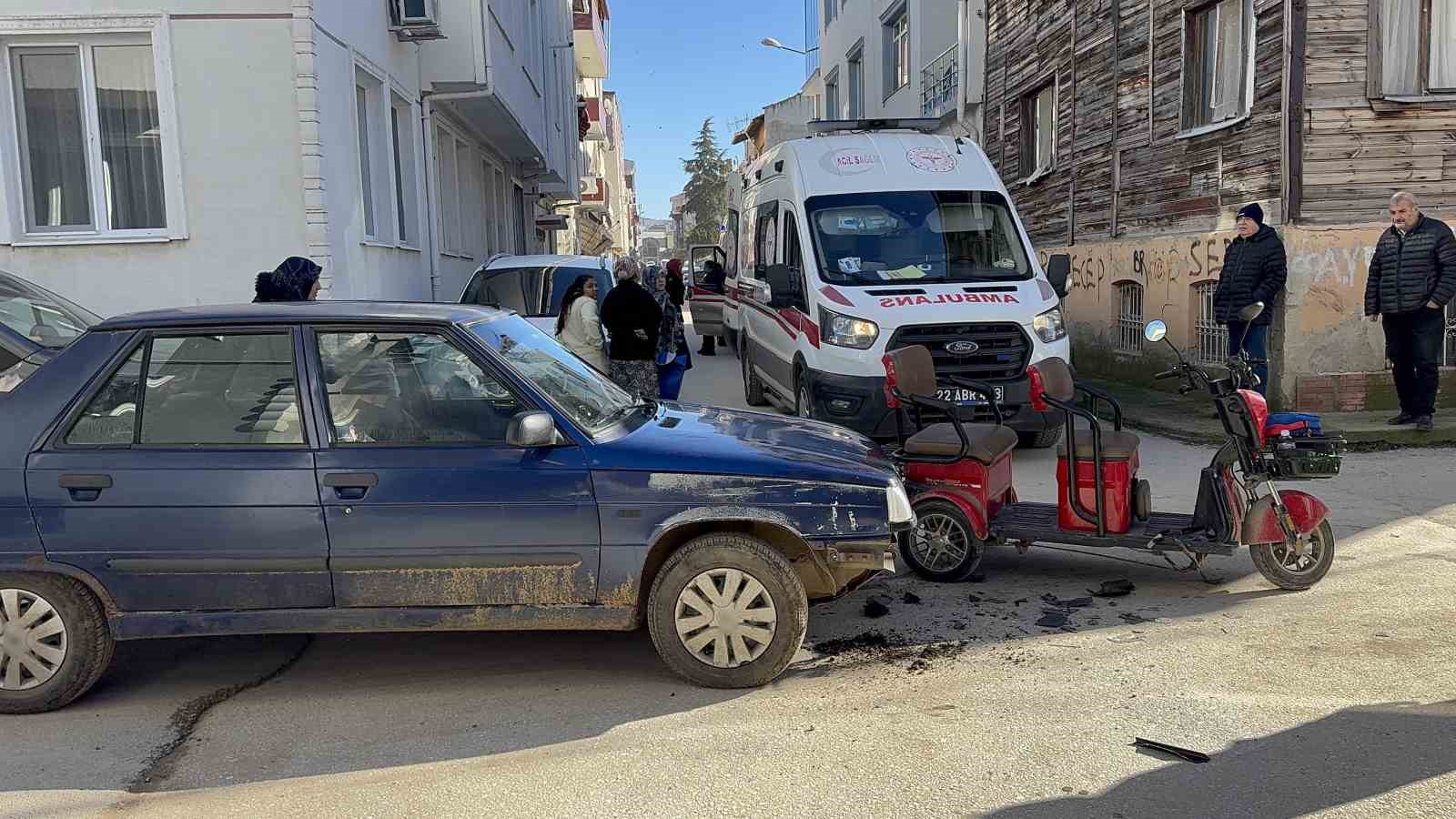 otomobil ile carpisan motosiklette kadin surucu ile yanindaki 2 cocuk yaralandi 1