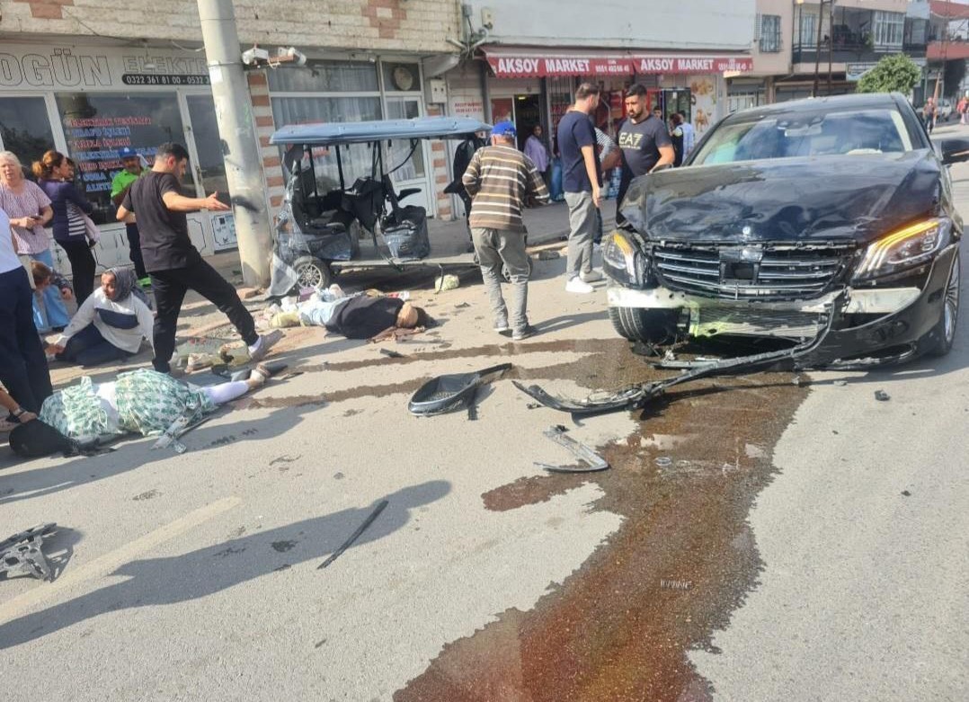 otomobil ile golf araci capisti 2si agir 3 yarali 1 1XAbggLU