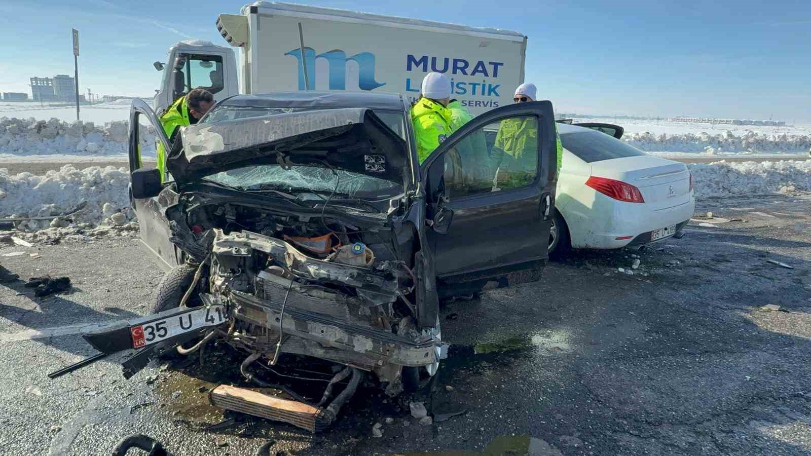 otomobil ile hafif ticari arac carpisti 12 yarali 1 qn6dHUDJ