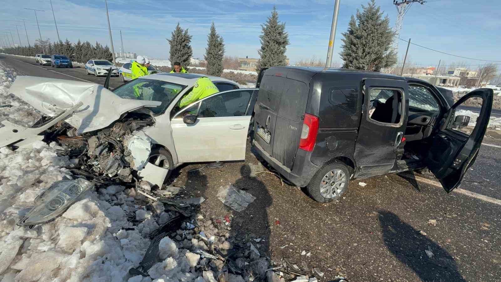 otomobil ile hafif ticari arac carpisti 12 yarali 2 z9Ip2ZQK