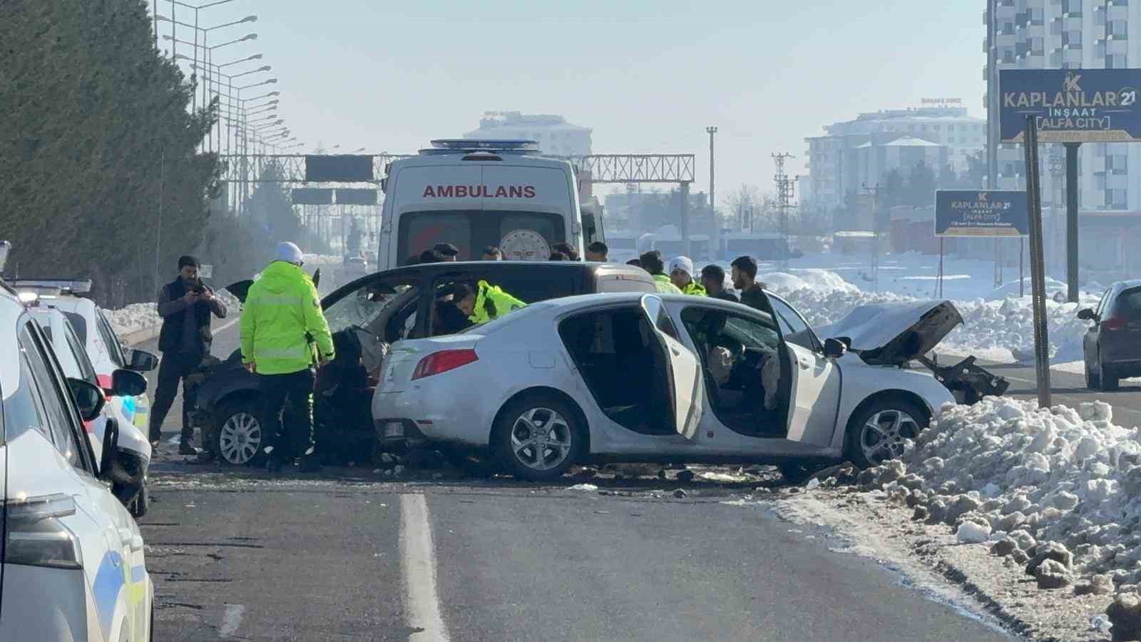 otomobil ile hafif ticari arac carpisti 12 yarali 3 5CZKrZH9
