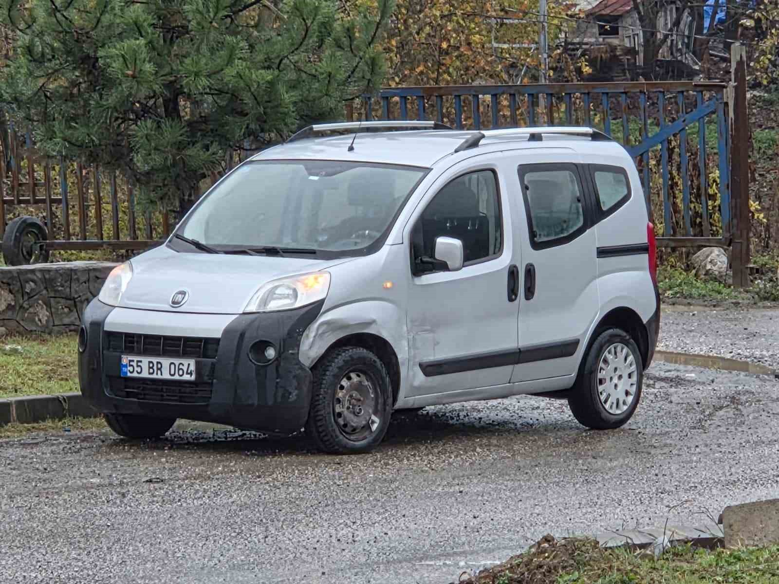 otomobil ile hafif ticari arac carpisti 2 yarali 0 y4F81UAc