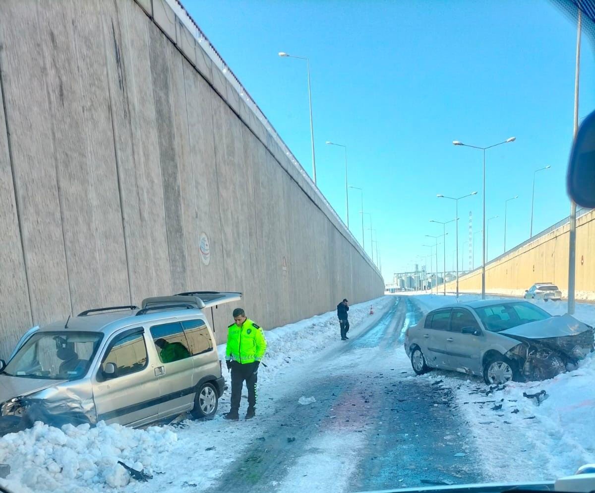 otomobil ile hafif ticari arac carpisti 3 yarali 0 mbZOfQFc