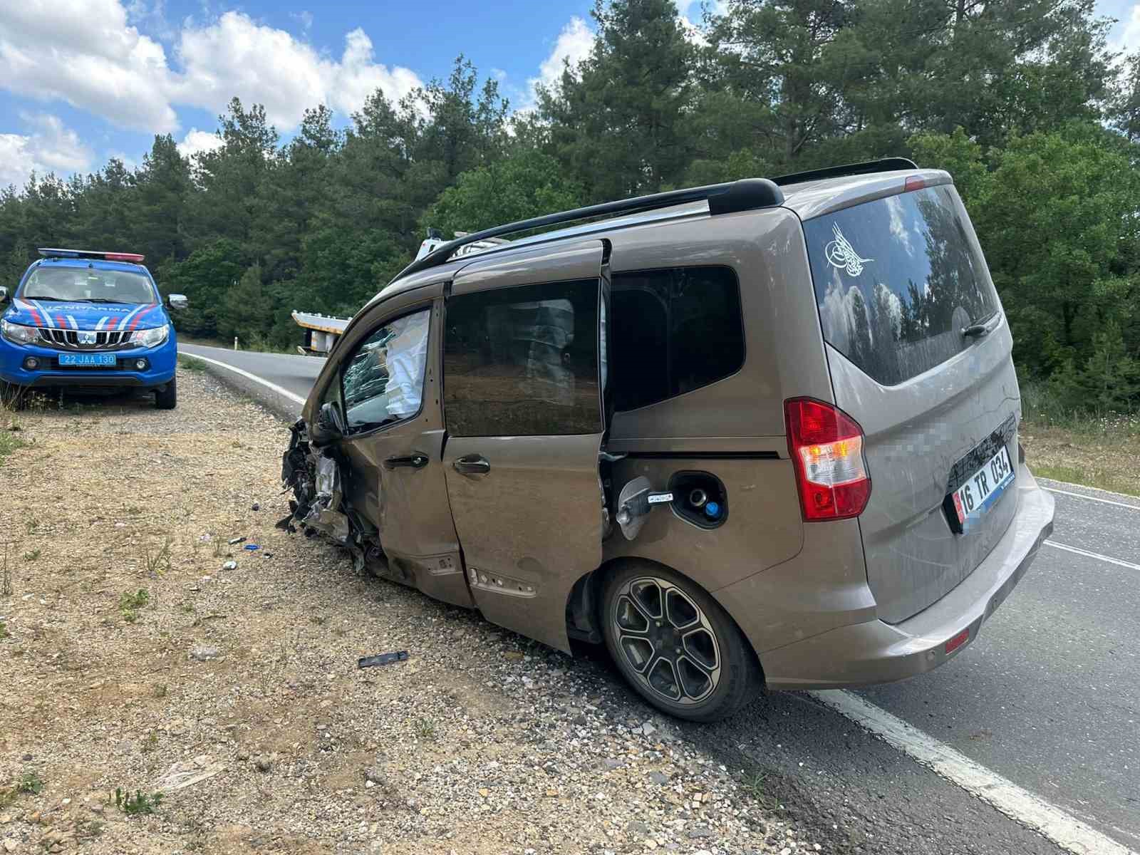 Otomobil ile hafif ticari araç çarpıştı: 5 yaralı 5 otomobil ile hafif ticari arac carpisti 5 yarali 1 X88VplyC