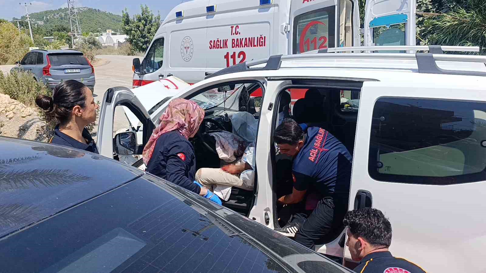 Otomobil ile hafif ticari araç kafa kafaya çarpıştı: 1 yaralı 4 otomobil ile hafif ticari arac kafa kafaya carpisti 1 yarali 0 kAUNQvMP