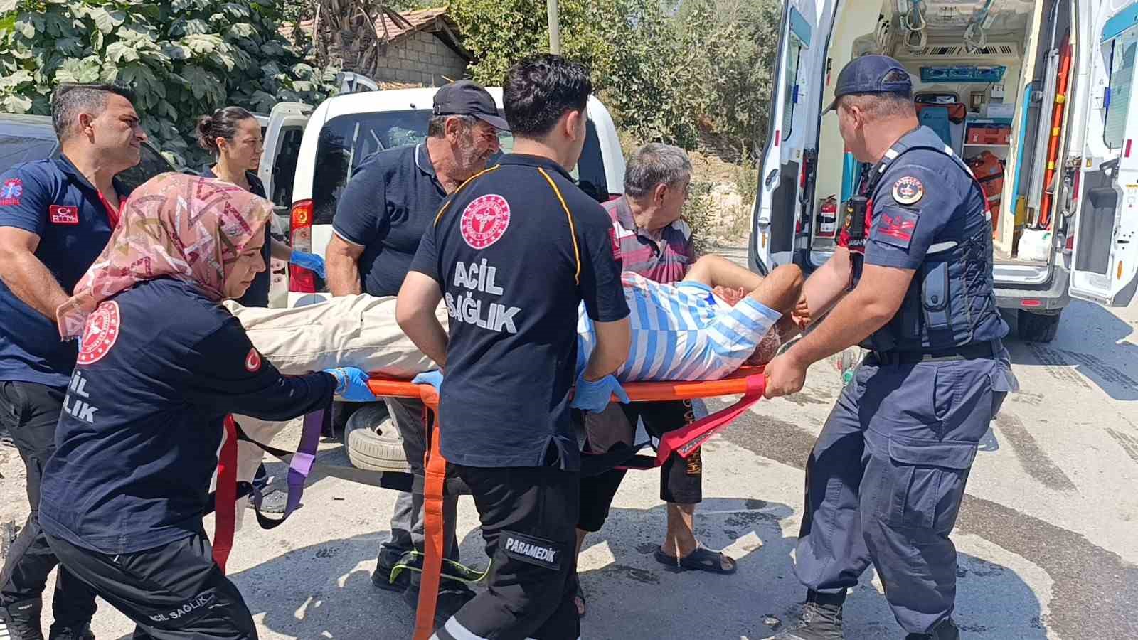 Otomobil ile hafif ticari araç kafa kafaya çarpıştı: 1 yaralı 5 otomobil ile hafif ticari arac kafa kafaya carpisti 1 yarali 1 ZhnrkcAH
