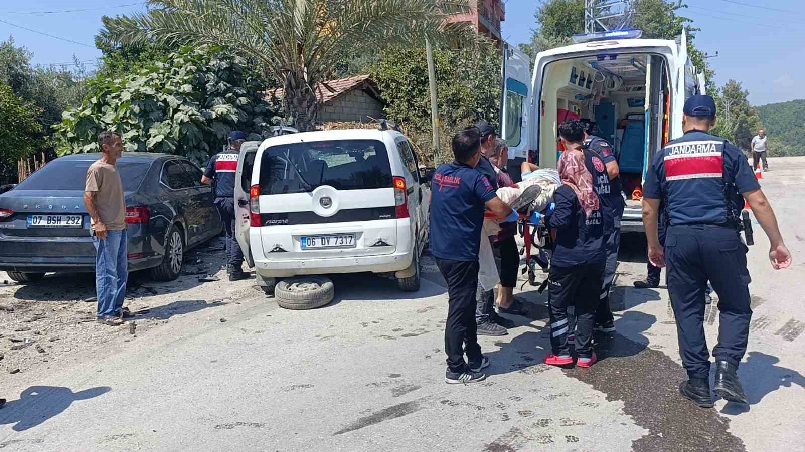 Otomobil ile hafif ticari araç kafa kafaya çarpıştı: 1 yaralı 6 otomobil ile hafif ticari arac kafa kafaya carpisti 1 yarali 2 snJM88Md