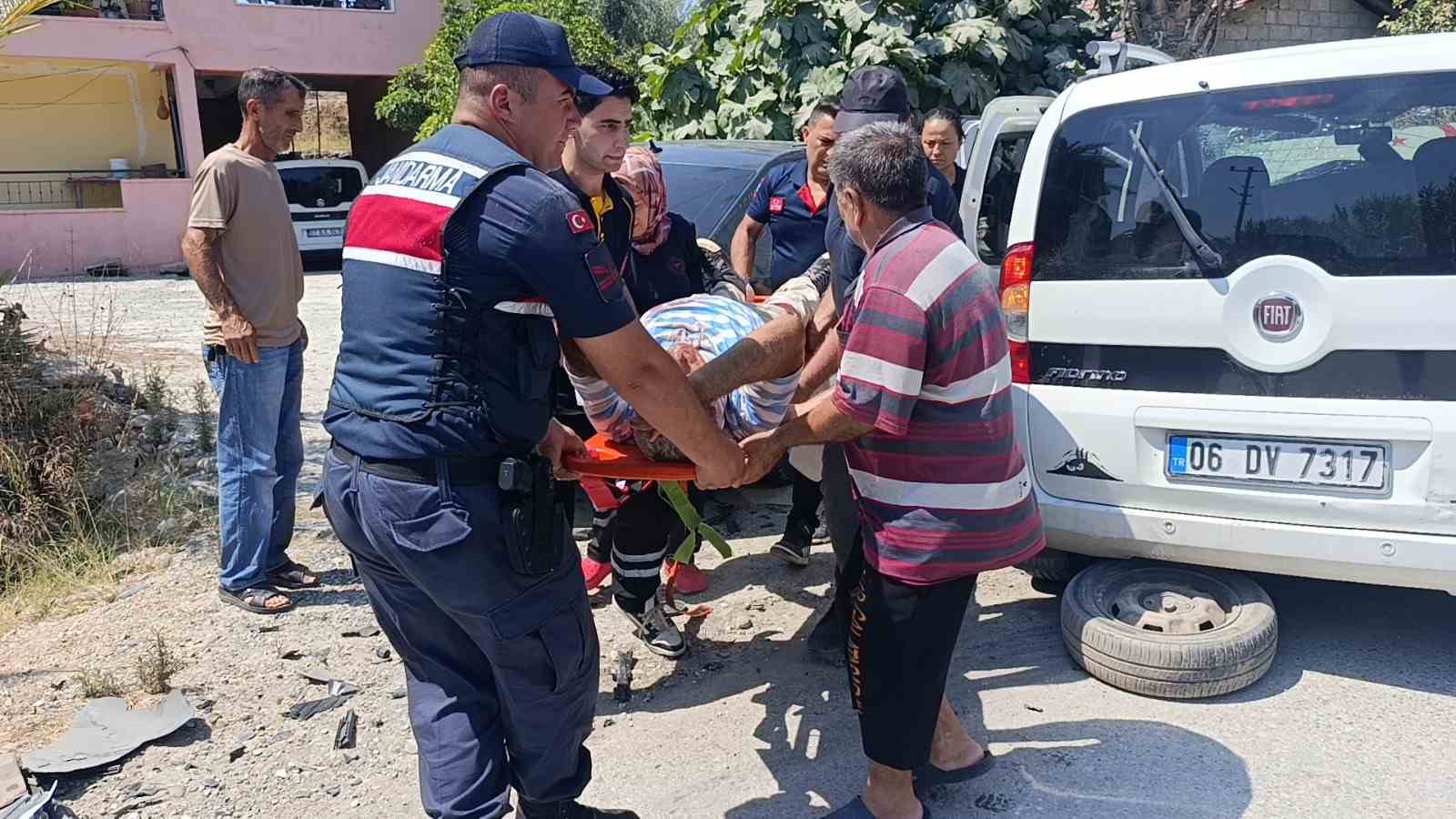 Otomobil ile hafif ticari araç kafa kafaya çarpıştı: 1 yaralı 7 otomobil ile hafif ticari arac kafa kafaya carpisti 1 yarali 3 ZRmJjOaZ