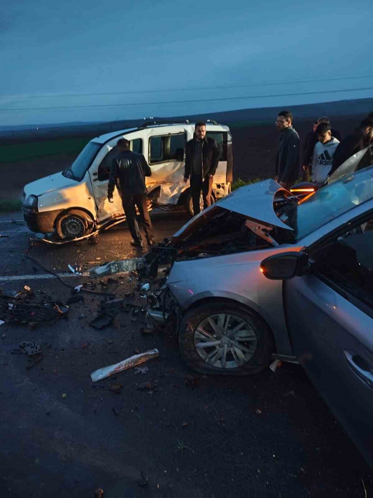 otomobil ile hafif ticari aracin carpistigi kazada 4 yarali 2 UKHDtfPs