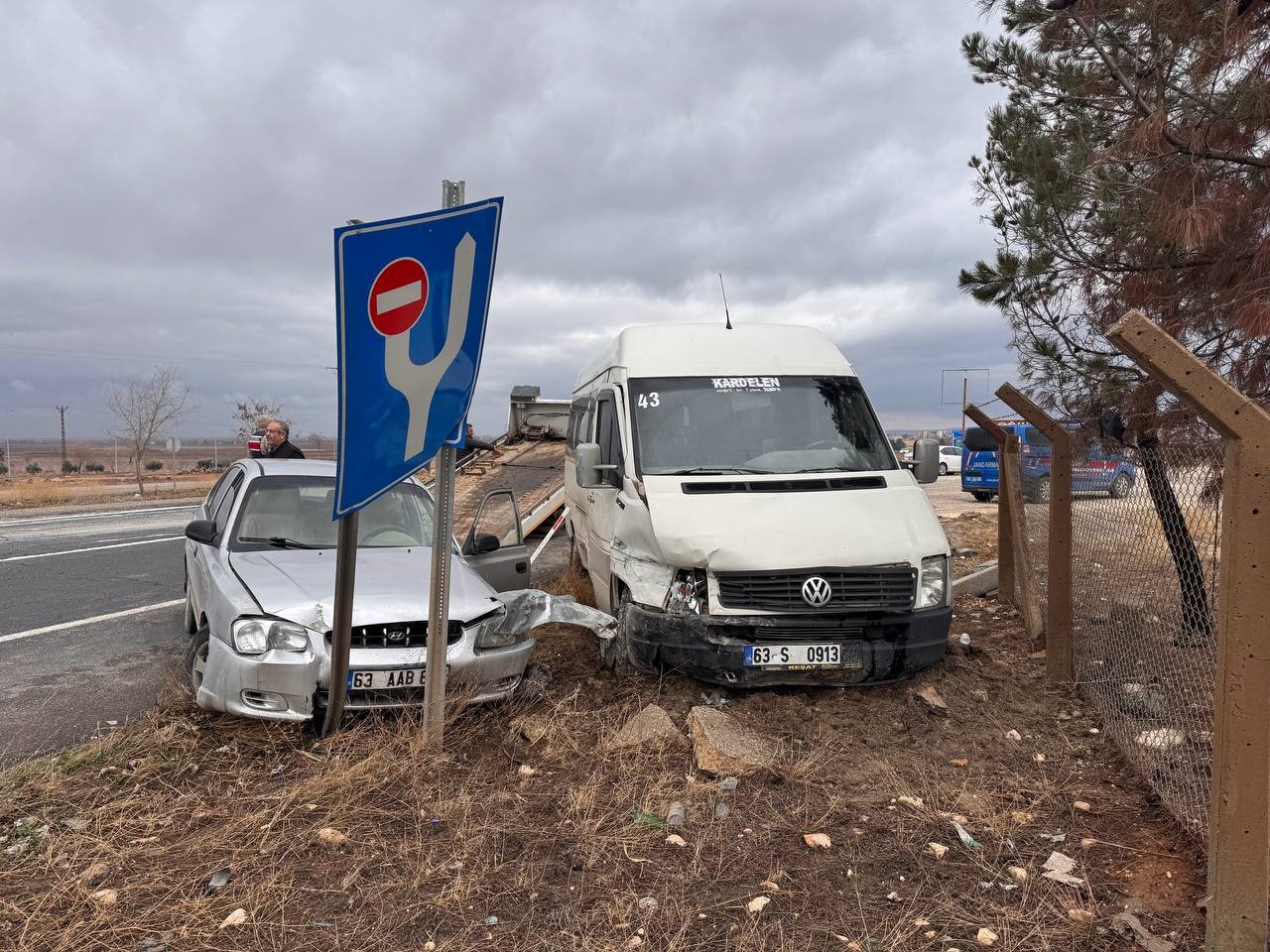 otomobil ile minibus carpisti 7 yarali 0 LTSYisrq