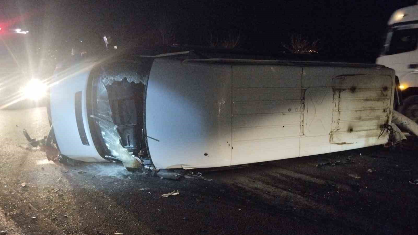 otomobil ile minibus kafa kafaya carpisti 1 olu 6 yarali 1 2RReaQUp