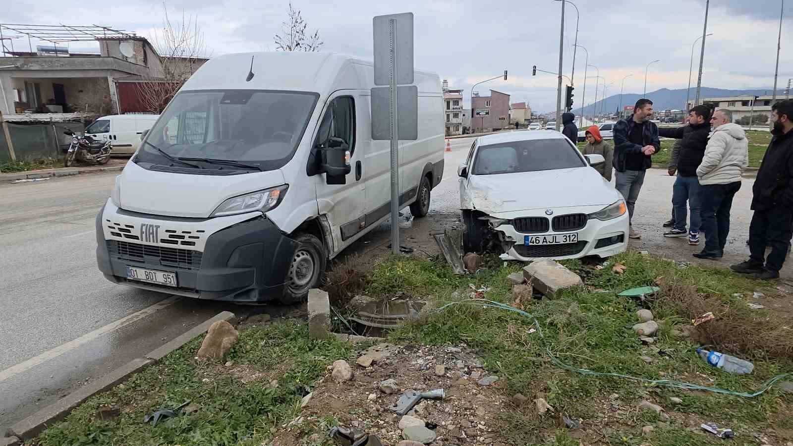 otomobil ile minibusun carpistigi kaza kamerada 0 JOl4zWyt