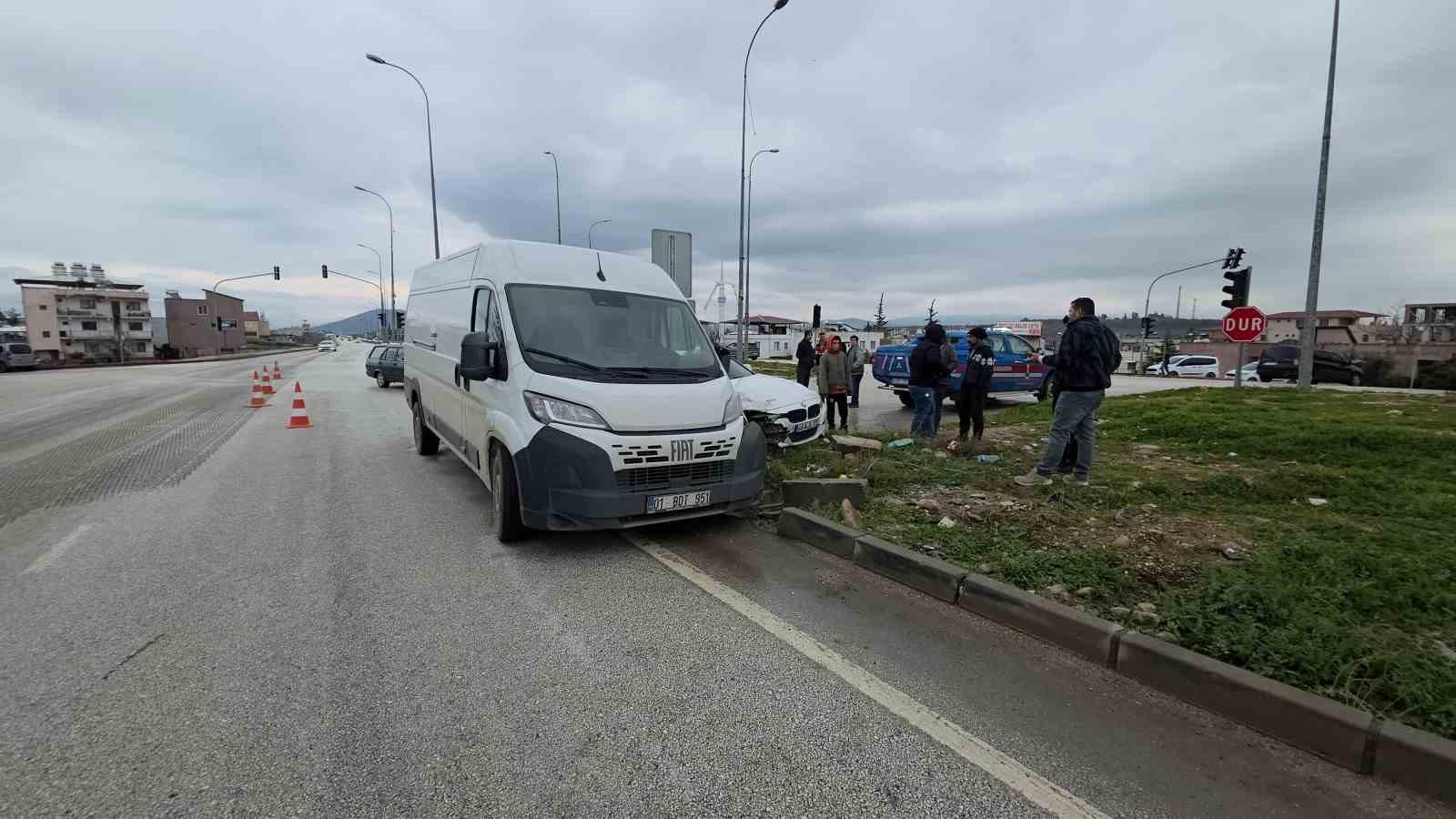 otomobil ile minibusun carpistigi kaza kamerada 1 gLqRD9ib