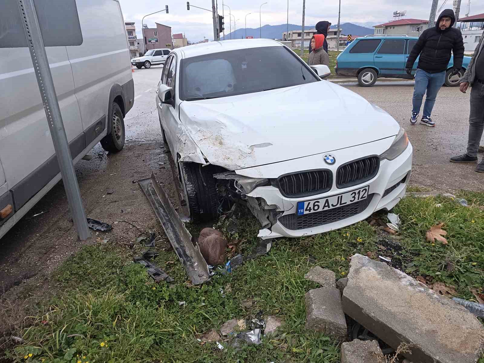 otomobil ile minibusun carpistigi kaza kamerada 2 cl3vHnrl
