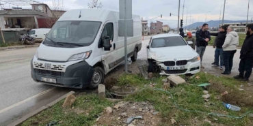 otomobil-ile-minibusun-carpistigi-kaza-kamerada-NaVHYNX5.jpg