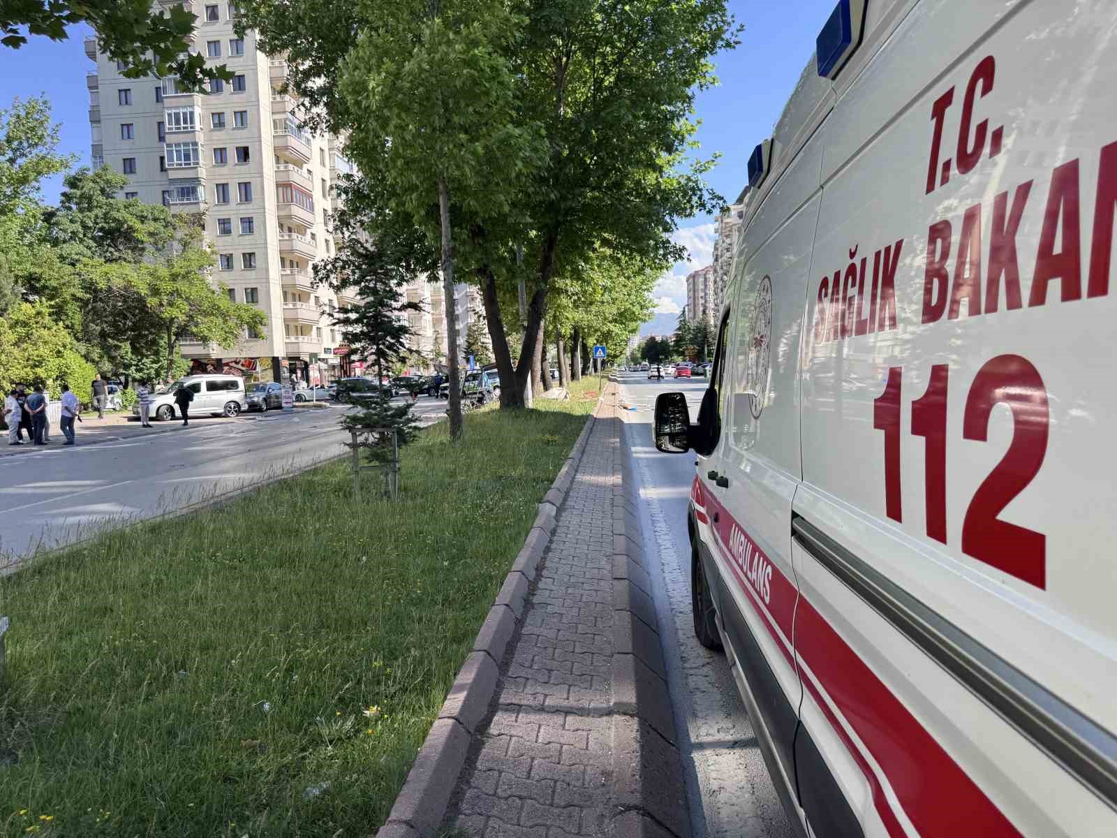 otomobil ile moped carpisti 5 yarali 1 nl1ThSi9