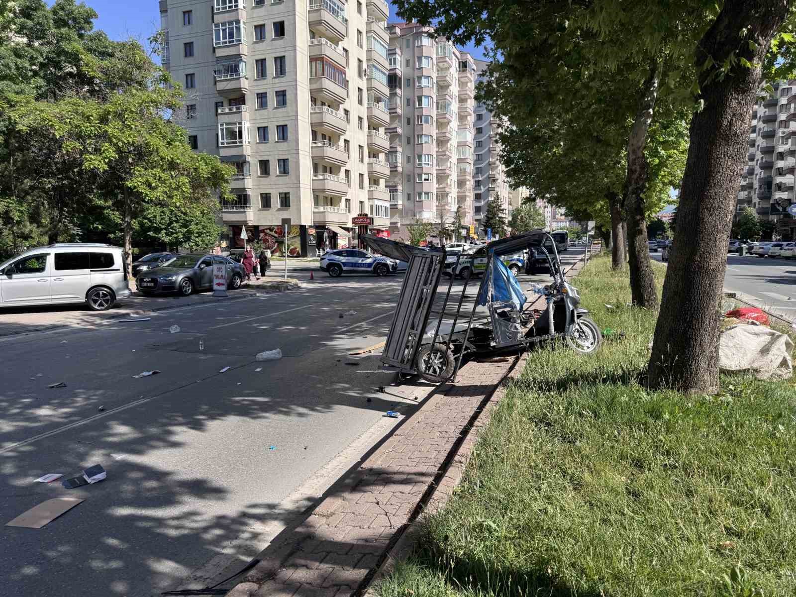 otomobil ile moped carpisti 5 yarali 4 gFqXhkDT
