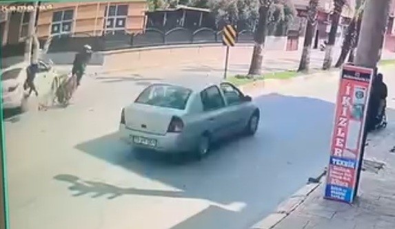 otomobil ile motosiklet carpisti 1 kisi yaralandi o anlar kamerada 0 VwG1YeUB