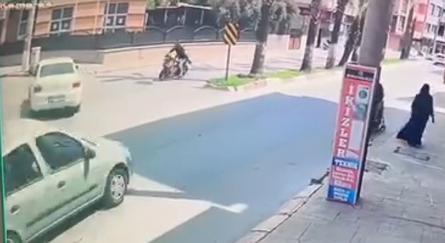 otomobil ile motosiklet carpisti 1 kisi yaralandi o anlar kamerada 1 YwNb7OiJ
