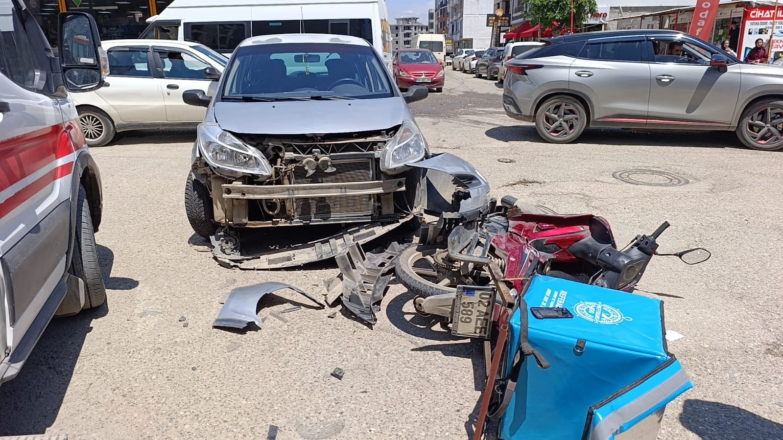 otomobil ile motosiklet carpisti 1 yarali 0 RZJkdnOe