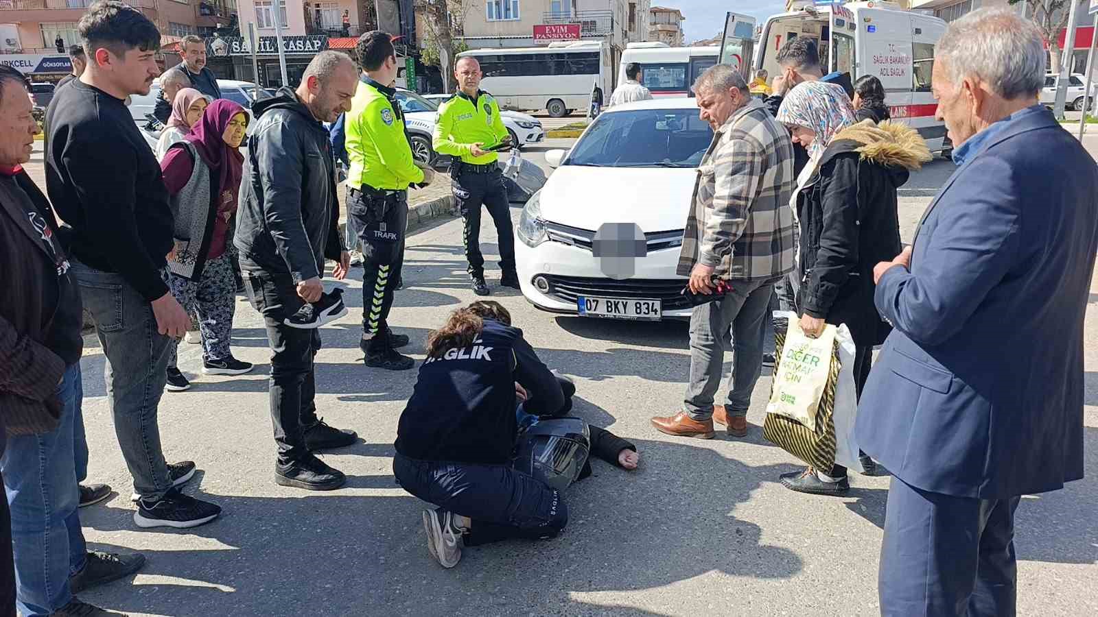 otomobil ile motosiklet carpisti 1 yarali 2 Mj19k9IW