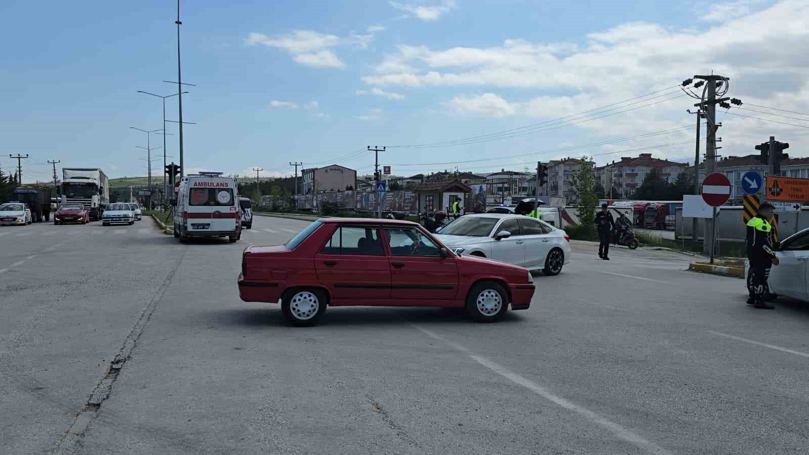 otomobil ile motosiklet carpisti 1 yarali 2 aPgXnF5e