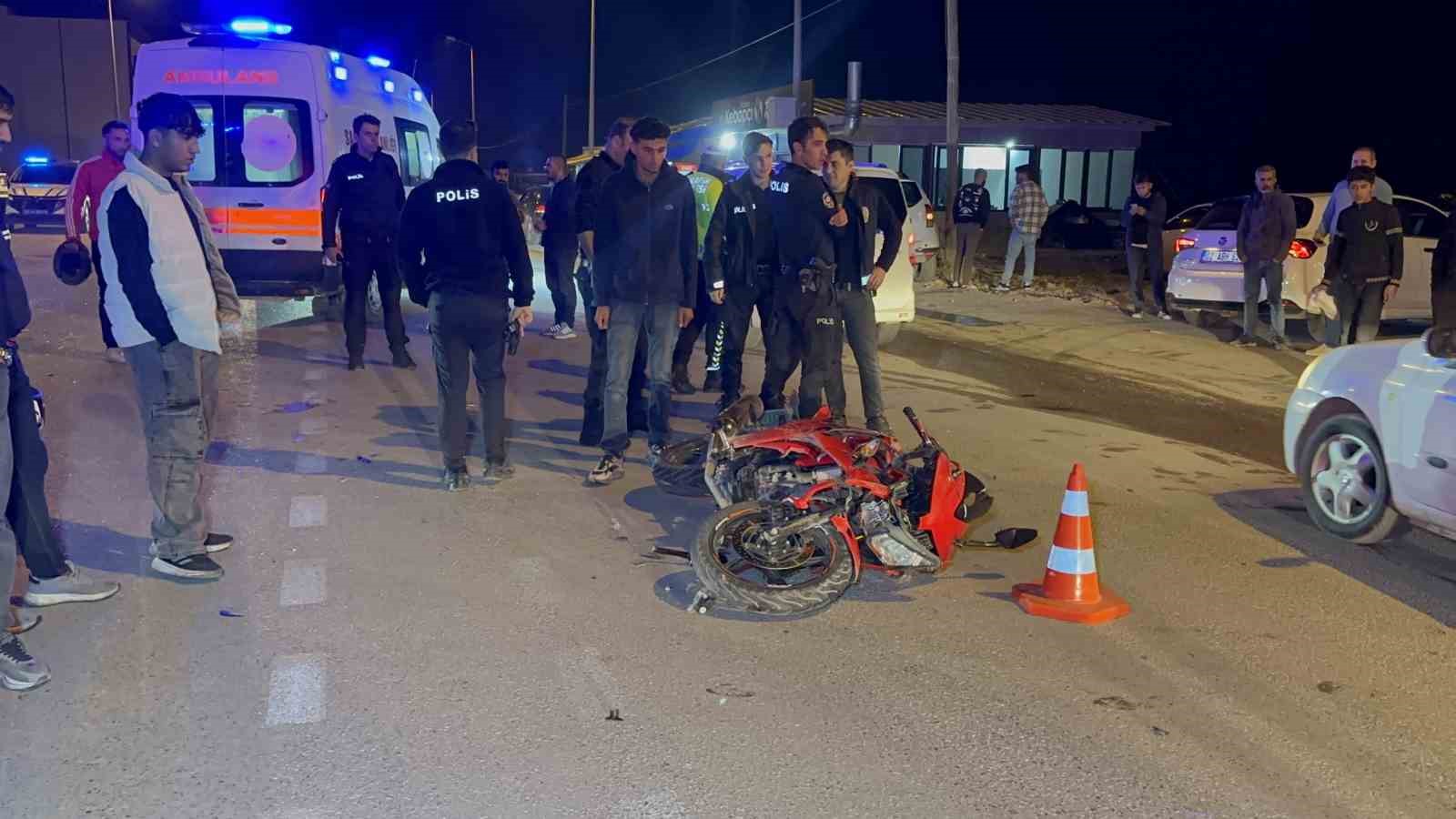 Otomobil ile motosiklet çarpıştı: 3 yaralı 4 otomobil ile motosiklet carpisti 3 yarali 0