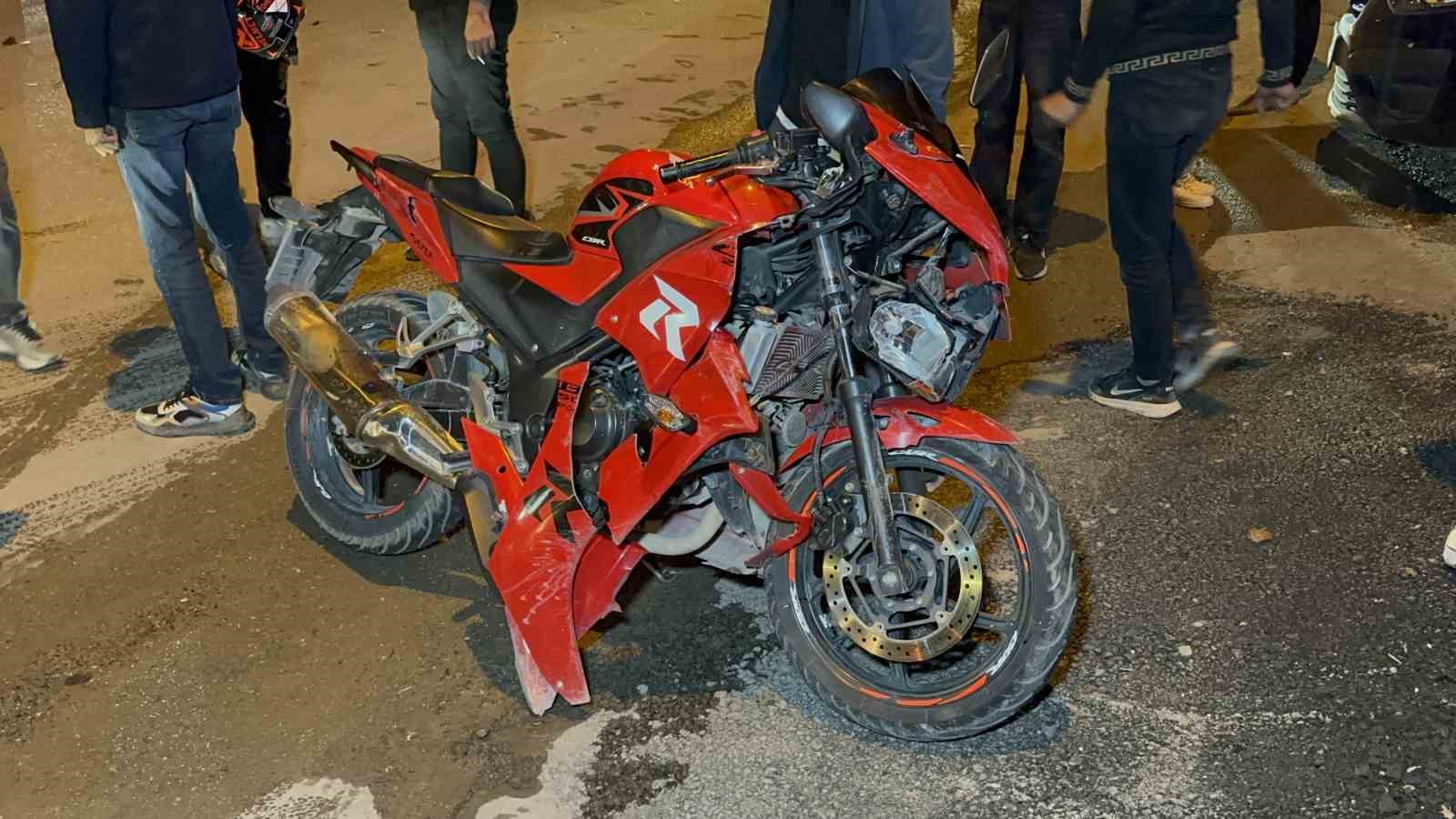 Otomobil ile motosiklet çarpıştı: 3 yaralı 8 otomobil ile motosiklet carpisti 3 yarali 4 tkyc4U5n