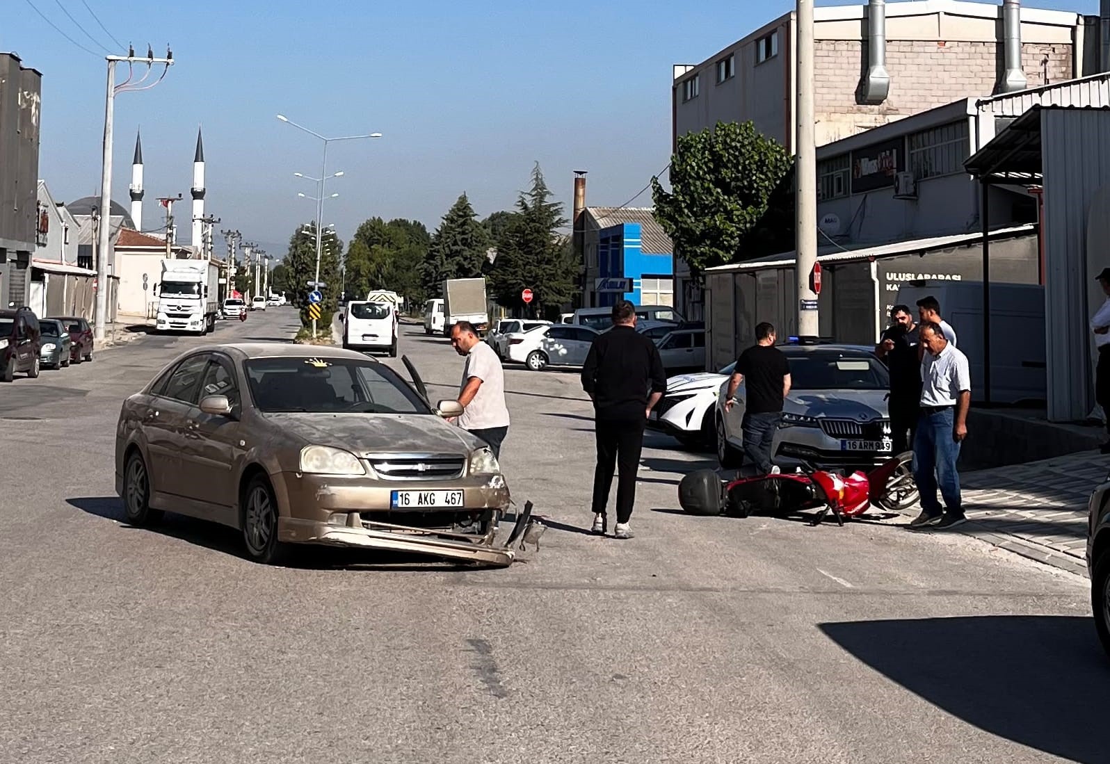 Otomobil ile motosiklet kafa kafaya çarpıştı: 1 yaralı 4 otomobil ile motosiklet kafa kafaya carpisti 1 yarali 0 wh1MLdd6