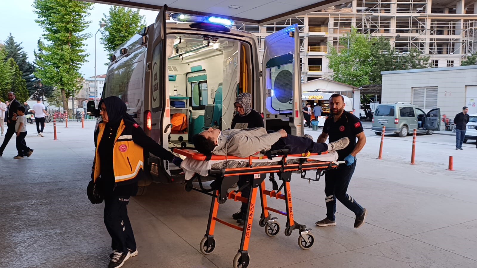 otomobil ile motosiklet kafa kafaya carpisti 1 yarali 1 wZMKVlZ9