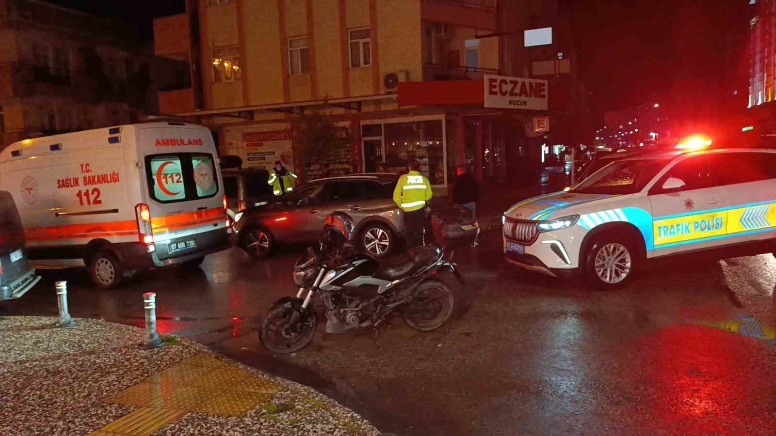 otomobil ile motosikletin carpisma ani kamerada 1 yarali 3 gyHJirem
