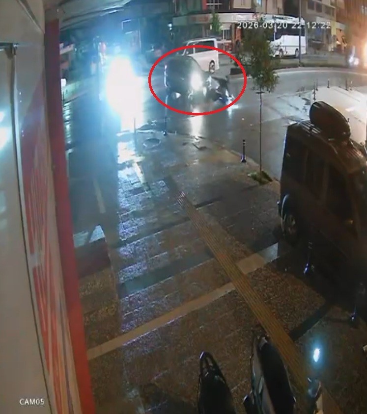 otomobil ile motosikletin carpisma ani kamerada 1 yarali 4 3kpig6Vn